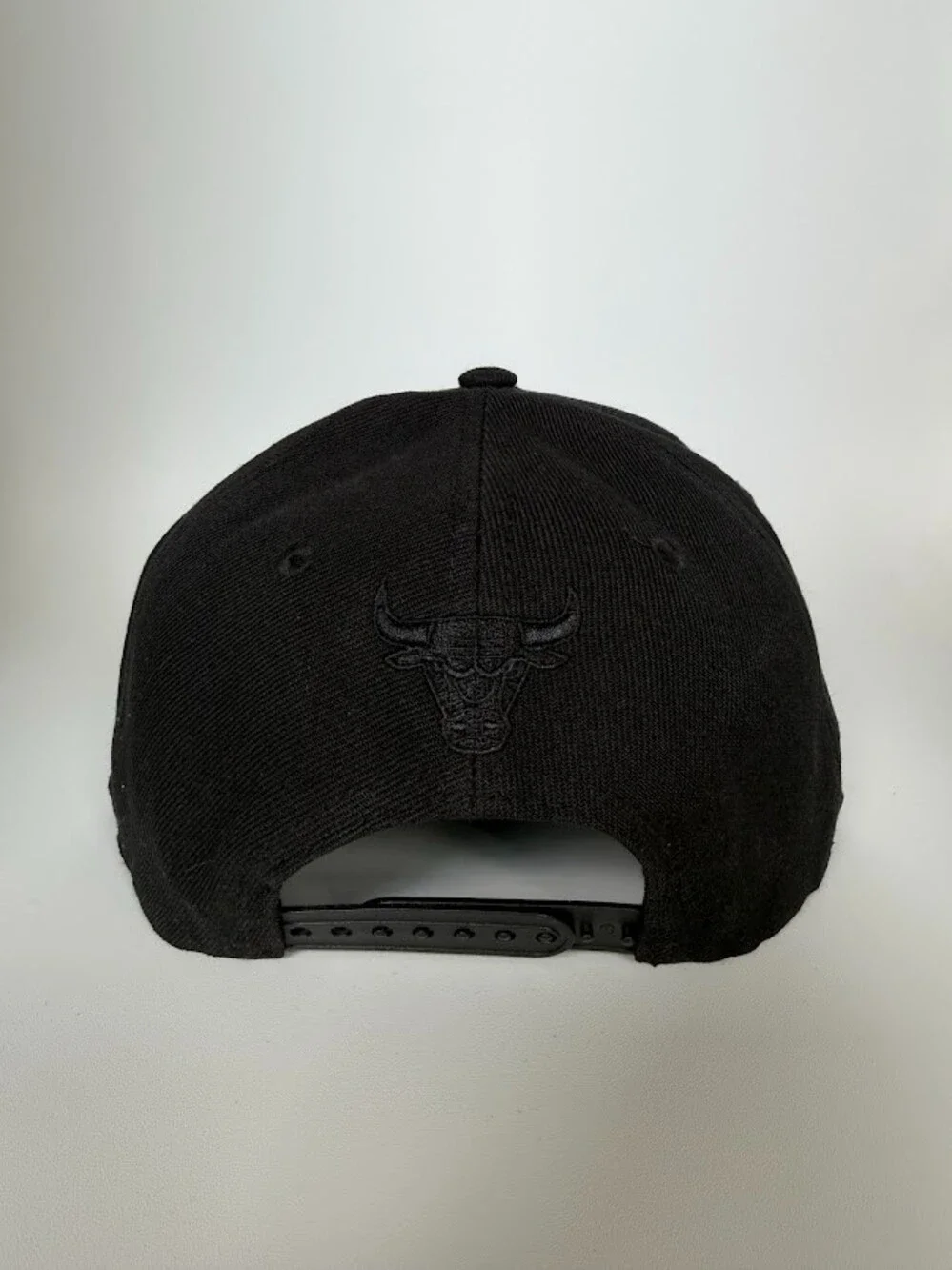 Ultra Game NBA Chicago Bulls Blackout Twill Snapback Hat Cap VGMC046F NWT OSFM